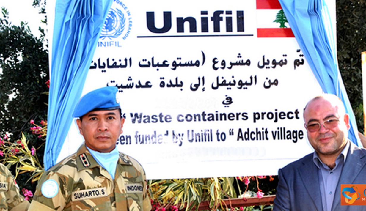 Citizen6, Lebanon: Penyerahan secara simbolis diterima oleh Mayor Adshid al Qusayr Mr. Ghaleb Balloot, ditandai dengan pembukaan bersama selubung papan proyek tanda resminya penerimaan bantuan. (Pengirim: Badarudin Bakri).