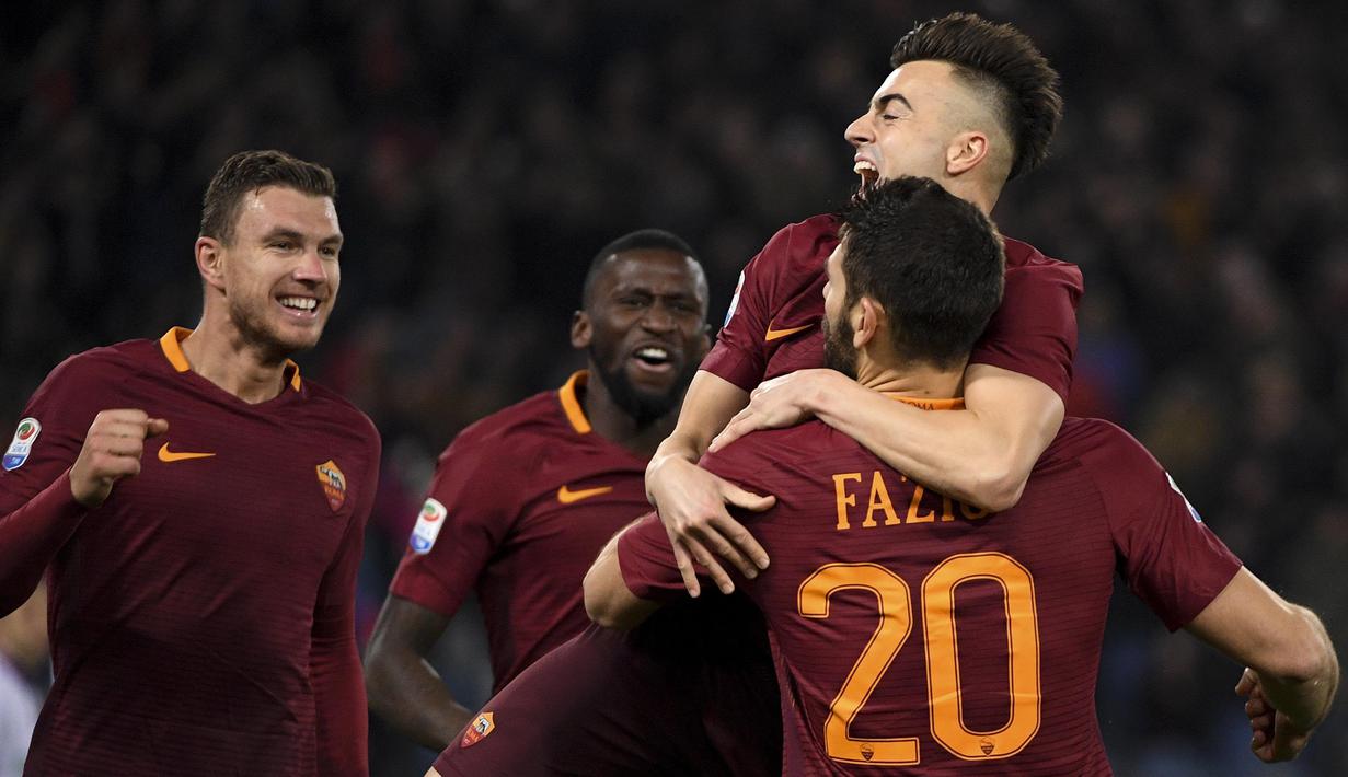 Para pemain Roma merayakan gol Federico Fazio, gol Fazio tercipta pada menit ke-58 yang membuat AS Roma unggul sementara 2-0 pada laga Serie A Italia di  Olimpico stadium, Roma, (7/2/2017). AS Roma akhirnya menang 4-0. (Maurizio Brambatti/ANSA via AP)