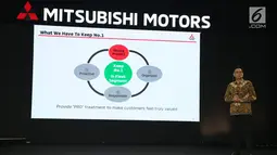 Director of Sales & Marketing Division PT MMKSI Irwan Kuncoro memberi paparan saat Mitsubishi Triton Tribute Night di Jakarta, Selasa (2/7/2019). New Triton akan menjadi salah satu bintang dari lini produk Mitsubishi Motors di ajang GIIAS 2019 di ICE BSD Tangerang. (Liputan6.com/HO/Yogi)