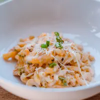 Punya banyak keju di kulkas dan macaroni? Kamu bisa buat makanan ini (Foto: Unsplash.com/Tina Witherspoon)