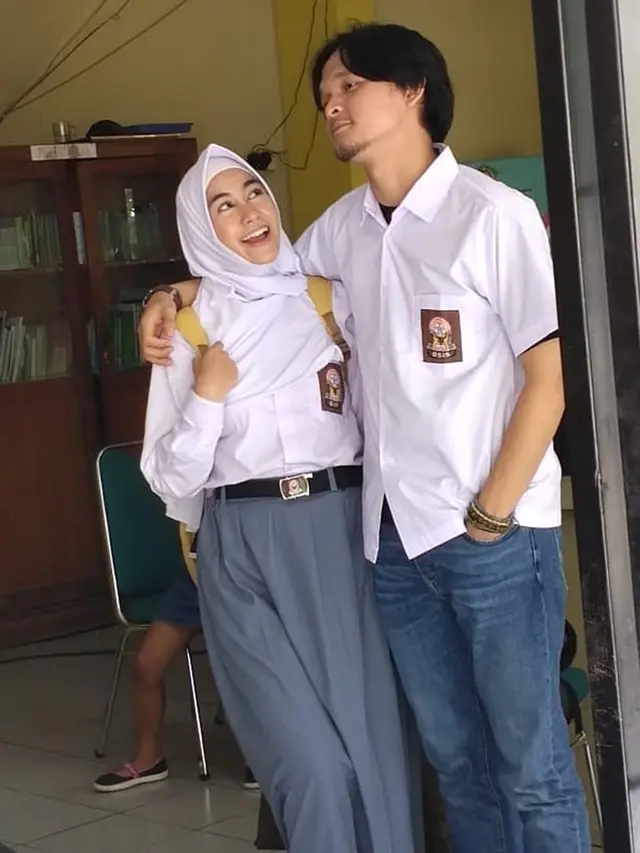 6 Potret Annisa Rahma Syuting Bareng Suami, Kompak Pakai Seragam SMA