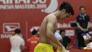 Tunggal putra Indonesia, Jonatan Christie, mengganti baju saat melawan tunggal China pada Indonesia Masters 2019 di Istora Senayan, Jakarta, Kamis (24/1). Jonatan lolos ke perempat final. (Bola.com/M. Iqbal Ichsan)