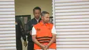 Gubernur Riau Abdul Wahid menggunakan rompi tahanan saat dihadirkan pada rilis penetapan sekaligus penahanan usai menjalani pemeriksaan di Gedung Merah Putih Komisi Pemberantasan Korupsi (KPK), Jakarta, Rabu (5/11/2025). Sebelumnya, Abdul Wahid ditetapkan sebagai tersangka kasus dugaan pemerasan anggaran proyek Dinas PUPR PKPP dengan istilah “jatah preman” yang mencapai miliaran rupiah. (merdeka.com/Arie Basuki)