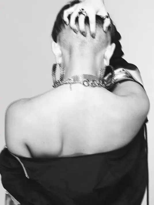 Saat ini, ia sudah berkarier di luar negeri. Seiring berjalannya waktu, penampilannya pun juga berubah. Ia semakin berani mengekspresikan dirinya dengan penampilan yang antimainstream. (Foto: instagram.com/agnezmo)