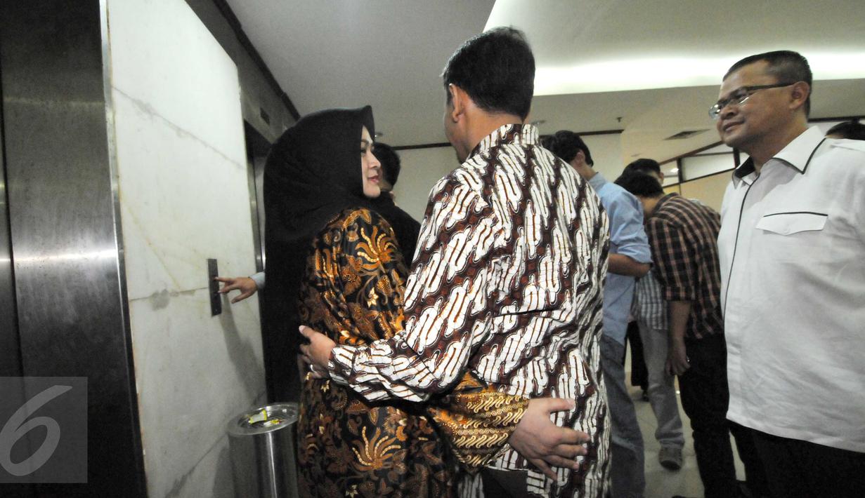 Gubernur Sumut Nonaktif Gatot Pujo Nugroho (tengah) dan Evy Susanti (kiri) jelang bersaksi di Pengadilan Tipikor, Jakarta, Kamis (22/10/2015). Gatot dan Evy akan memberi kesaksian terkait kasus Dana Bansos Pemprov Sumut (Liputan6.com/Helmi Afandi)
