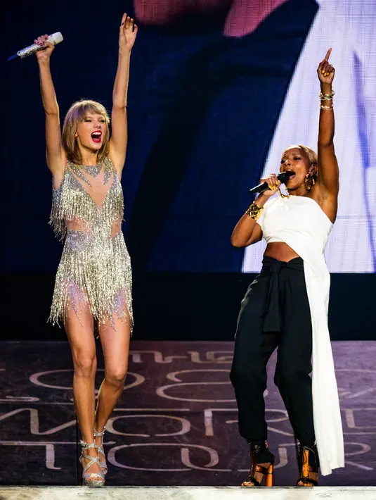 Aksi panggung Taylor Swift berduet dengan Mary J. Blige selama Taylor Swift 1989 World Tour Live In Los Angeles di Staples Center, Los Angeles, California, US, (22/8/2015). (AFP/ Christopher Polk)