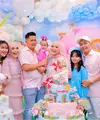 Pesta ulang tahun keponakan Ayu Ting Ting dirayakan dengan meriah bernuansa pink dan biru. Keluarga pun mengenakan busana warna serupa. [@ayutingting92]