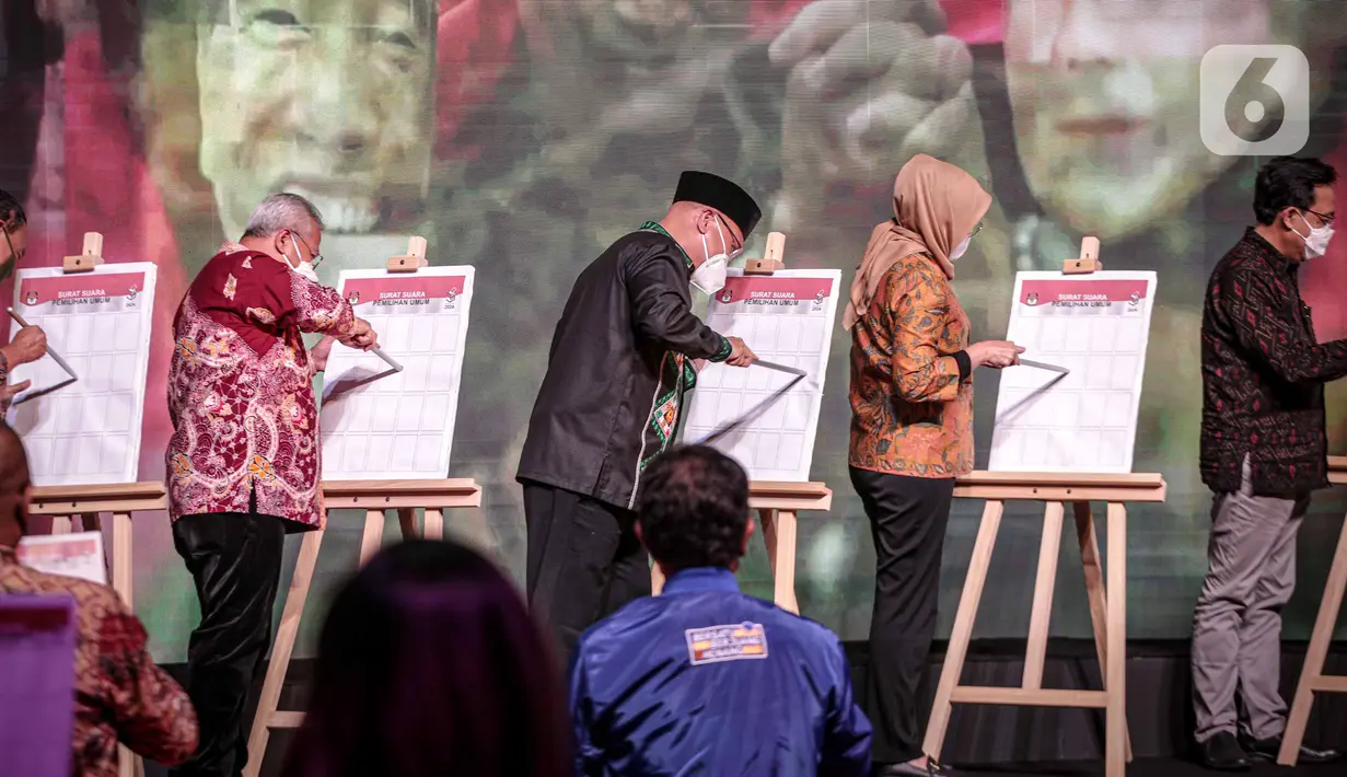 Ketua Komisi Pemilihan Umum Republik Indonesia (KPU RI) Ilham Saputra bersama jajaran komisioner mencoblos surat suara sebagai telah diluncurkan Hari Pemungutan Suara Pemilu Serentak Tahun 2024 di Gedung KPU, Jakarta, Senin (14/2/2022). (Liputan6.com/Faizal Fanani)