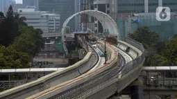 Suasana proyek konstruksi infrastruktur di kawasan Kuningan, Jakarta, Sabtu (11/4/2020). Gubernur DKI Jakarta Anies Baswedan menjelaskan bahwa proyek konstruksi boleh terus berjalan selama Ibu Kota berstatus Pembatasan Sosial Berskala Besar (PSBB). (merdeka.com/Imam Buhori)