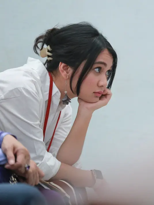 Perempuan 22 tahun itu hadir dalam sidang perdana. Dhea yang mengaku pulang dari luar kota hadir sebagai saksi yang diajukan ibundanya, Masayu. (Adrian Putra/Bintang.com)