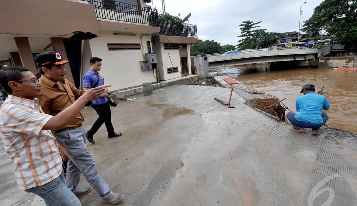 Wakil Gubernur DKI Jakarta, Djarot Saiful Hidayat saat mengecek ketinggian Pintu Air Manggarai, Sabtu (27/12/2014). (Liputan6.com/Miftahul Hayat)