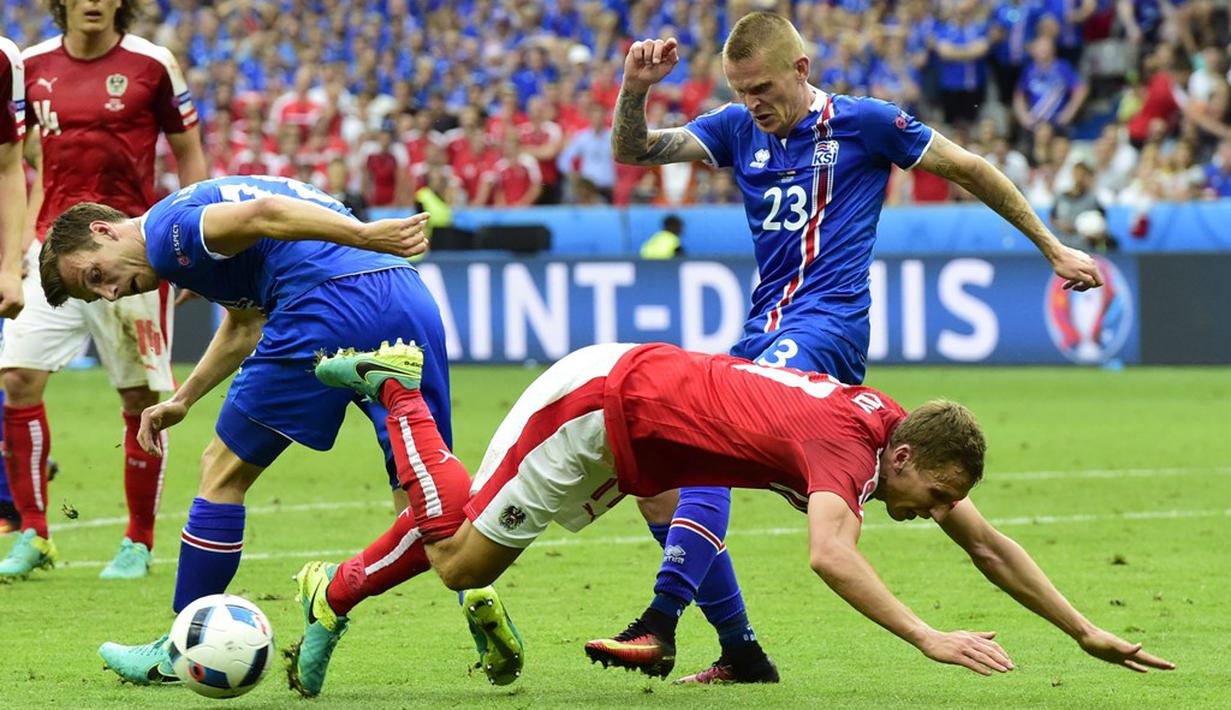 Pemain Islandia berusaha menghentikan pergerakan pemain Austria, Florian Klein, pada laga terakhir Grup F Piala Eropa 2016 di Stade de France, Paris, Rabu (23/6/2016). (AFP/Tobias Schwarz)