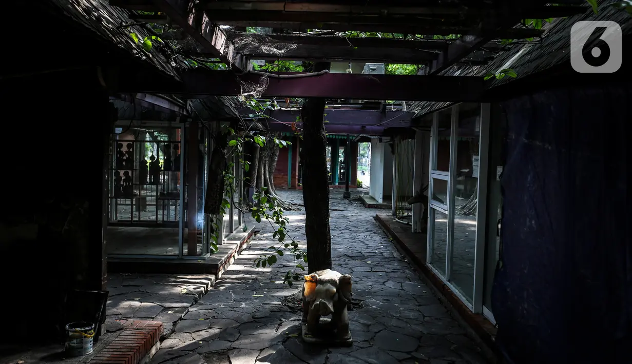 Deretan kios - kios yang kini Sepi bak Rumah tak berpenghuni di Pasar Seni Ancol, Jakarta, Selasa (10/11/2020). Tempat yang dulunya selalu ramai dengan Pecinta seni ataupun wisatawan kini sepi, bahkan kios - kios didalamnya  tutup. (Liputan6.com/Johan Tallo)