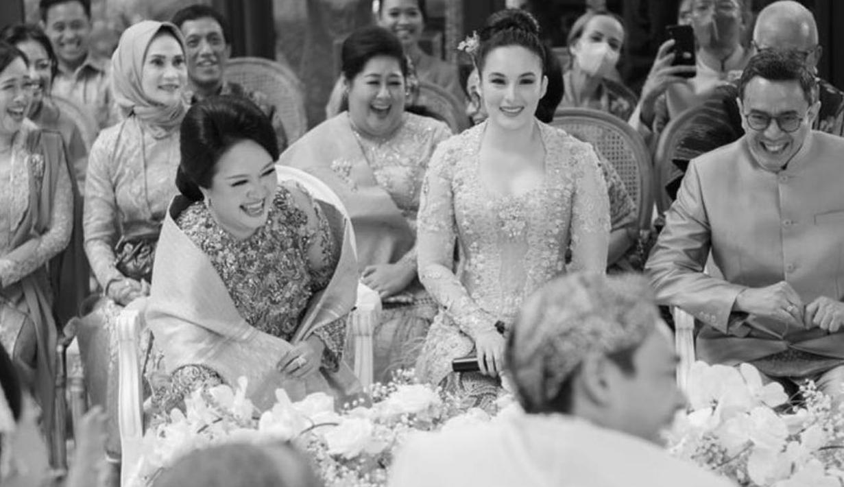 Chelsea Islan diapit oleh sang ibunda, Samantha Barbara, dan juga Denny Suryo, seorang pengusaha sebelum naik ke panggung. (Foto: Instagram/@samantha_barbara26)