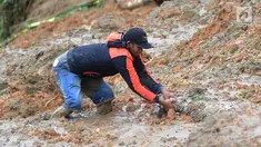 Warga menyelamatkan seekor kambing yang tertimbun longsor di Dusun Cimapag, Desa Sirnaresmi, Kecamatan Cisolok, Sukabumi, Selasa (1/1). Longsor menerjang Dusun Cimapag pada 31 Desember 2018. (Merdeka.com/Arie Basuki)