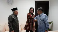 Salam Corona atau bersalaman tanpa saling menyentuh telapak tangan ala JK saat bertemu Wapres Maruf Amin dan Menkeu Sri Mulyani di kantor Wapres, Jakarta, Kamis (12/3/2020). (Foto: Tim Media JK)