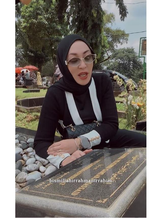 Potret 6 Artis Ziarah Kubur di Momen Ramadhan, Indro Nyekar Makam Personel Warkop