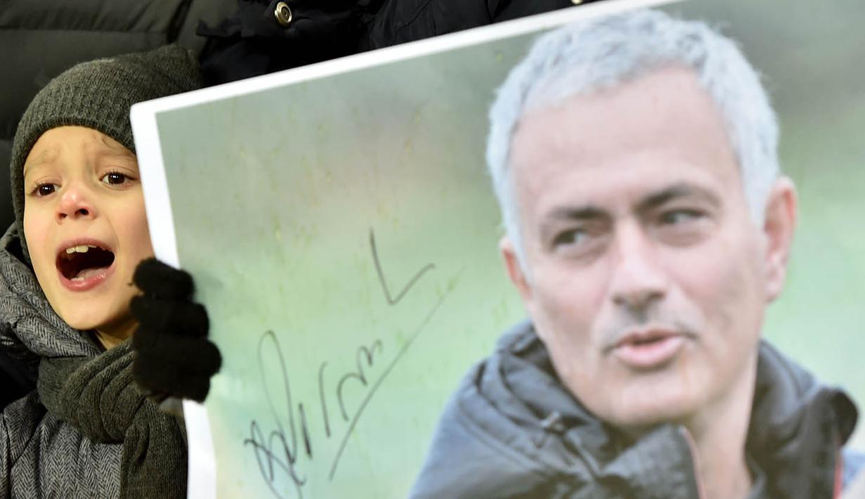 Seorang anak berteriak memberi dukungan kepada pelatih Manchester United, Jose Mourinho, saat klubnya bertanding melawan FC Zorya Luhansk pada laga Liga Europa di Stadion Chornomorets, Ukraina, Juamt (8/12/2016). (AFP/Sergei Supinsky)