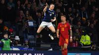 Gelandang Skotlandia Scott McTominay, merayakan gol pembuka timnya saat pertandingan kualifikasi Piala Eropa 2024 melawan Spanyol di Stadion Hampden Park, Glasgow,&nbsp;Rabu (29/3/2023) dini hari WIB. Pemain Manchester United (MU) itu mencetak dua gol untuk membawa Skotlandia menang 2-0.&nbsp;(ANDY BUCHANAN / AFP)
