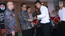 Atlet para cycling Indonesia  M Fadli saat menerima SK CPNS dari Menpora Imam Nahrawi (kiri) di Wisma Kemenpora, Jakarta, Selasa (2/4).  286 atlet berprestasi menerima SK pengangkatan sebagai CPNS di lingkungan Kemenpora. (Liputan6.com/Helmi Fithriansyah)