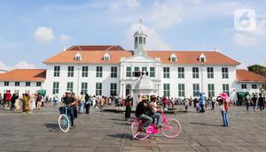 Warga memadati area halaman utama Museum Sejarah Jakarta di kawasan Kota Tua, Jakarta, Kamis (3/4/2025). (Liputan6.com/Herman Zakharia)