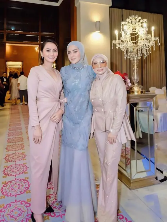 Atau bisa juga tiru gaya Revalina temat yang tampil cantik mengenakan silk kaftan dengan aksen payet yang mewah.