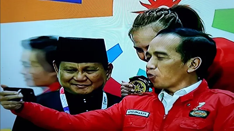 Jokowi dan Prabowo memeluk atlet pencak silat Indonesia