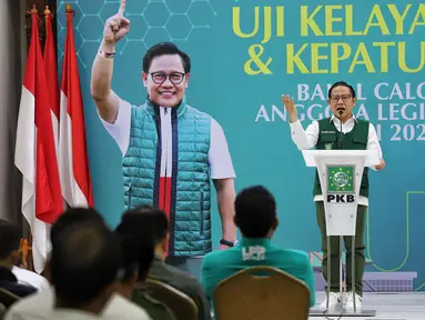 Ketua Umum Partai Kebangkitan Bangsa (PKB) Muhaimin Iskandar memberi sambutan sekaligus membuka kegiatan Uji Kelayakan dan Kepatutan (UKK) Bakal Calon Legislatif (Bacaleg) PKB di Kantor DPP PKB, Jakarta, Selasa (21/2/2023). DPP PKB menggelar Uji Kelayakan dan Kepatutan (UKK) bagi Bacaleg DPR RI yang bakal maju dalam Pemilu 2024. (Liputan6.com/Angga Yuniar)