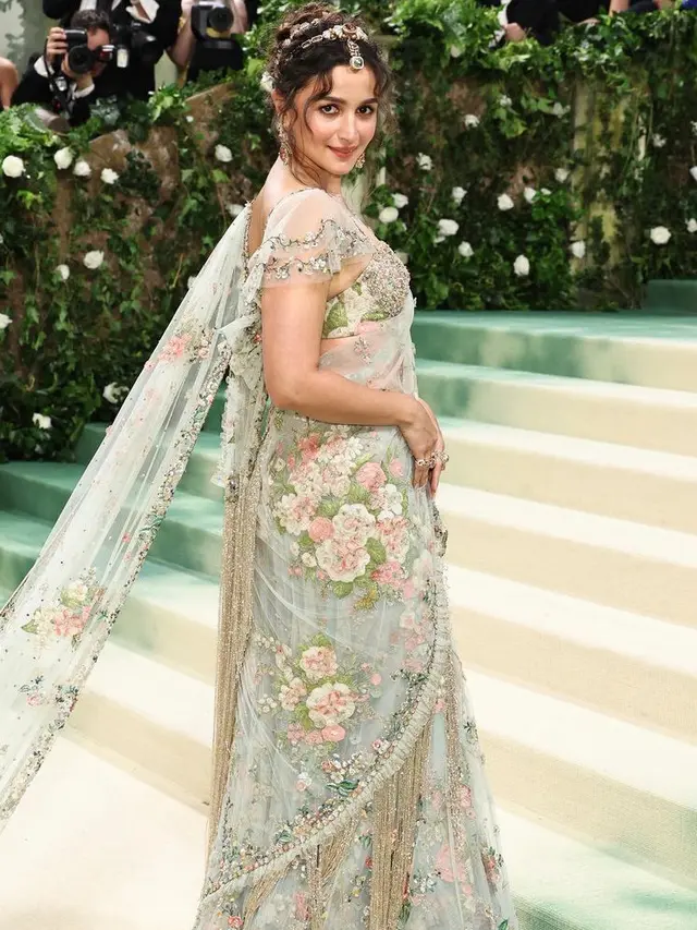Alia Bhatt memesona kenakan saree India di Met Gala 2024. [@aliaabhatt/@gregswalesart]