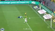 Borussia Dortmund berhasil menyalip Bayer Leverkusen dari posisi tiga klasemen Bundesliga setelah mengalahkan rival mereka 4-0 di ...