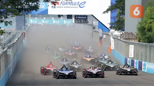 Pembalap saat beraksi pada ajang Formula E 2023 di Jakarta International e-Prix Circuit, Sabtu (3/6/2023). Pascal Wehrlein menjadi yang tercepat setelah melahap 36 lap dengan catatan waktu 42 menit 21,995 detik. (Bola.com/M Iqbal Ichsan)