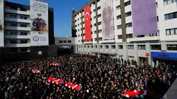 Ratusan orang mengikuti upacara pemakaman anggota Polisi yang tewas dalam ledakan bom di Istanbul, Turki (11/12). Ledakan tersebut menyebabkan 29 orang tewas, dan melukai 166 orang lainnya. (Reuters/Murad Sezer)