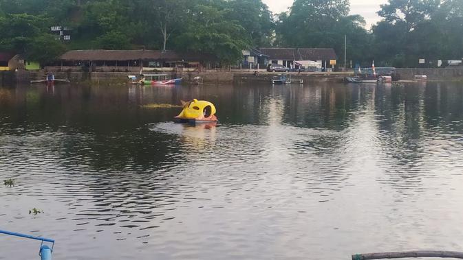 Nampak sebuah fasilitas permainan air, tengah memanjakan pengunjung yang datang di kawasan wisata Situ Gede, Kota Tasikmalaya, Jawa Barat. (Liputan6.com/Jayadi Supriadin)