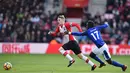 Pemain Southampton, Steven Davis (kiri) melengkapi kemenangan timnya dengan satu gol ke gawang Everton pada lanjutan Premier League di St Mary's Stadium, Southampton, (26/11/2017). Soton menang 4-0. (AFP/Glyn Kirk)
