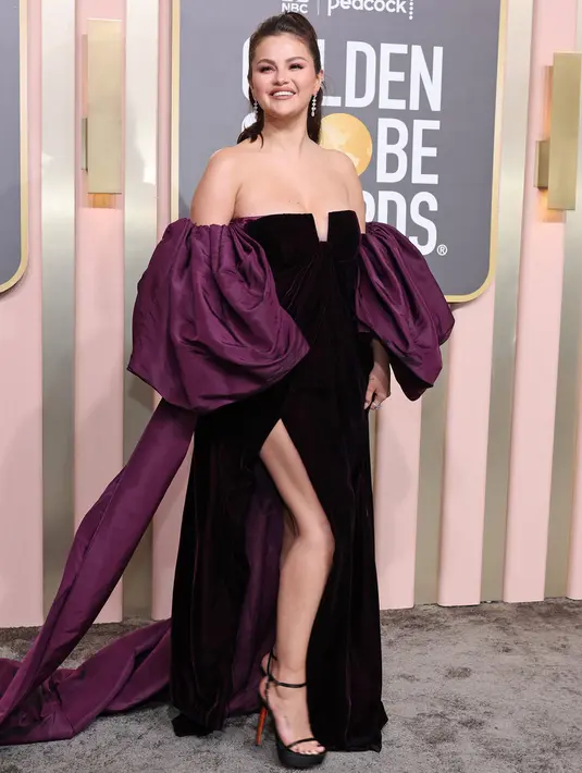 <p>Selena Gomez menghadiri Golden Globe Awards 2023 di The Beverly Hilton, Beverly Hills, California, Amerika Serikat, 10 Januari 2023. Selena Gomez mengenakan gaun rancangan Valentino Haute Couture untuk momen spesial tersebut. (Amy Sussman/Getty Images/AFP)</p>