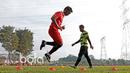 Dua Punggawa Persija Jakarta, Ismed Sofyan dan Andritany saat melakukan latihan mengoptimalkan fisik di Lapangan POR Sawangan, Sabtu (21/1/2017). (Bola.com/Nicklas Hanoatubun)