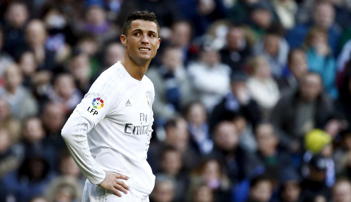 Bintang Real Madrid, Cristiano Ronaldo terlihat sedih usai gagal mencetak gol ke gawang Atletico Madrid pada lanjutan La Liga Spanyol pekan ke-26 di Stadion Santiago Bernabeu, Sabtu (27/2/2016) Malam WIB. (REUTERS/Juan Medina)