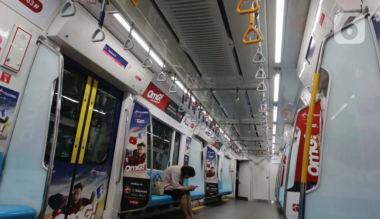 Penumpang menaiki kereta Moda Raya Terpadu (MRT) di Jakarta, Selasa (17/3/2020). Pemerintah Provinsi DKI menormalkan kembali pengoperasian transportasi umum di Ibu Kota dengan membatasi jumlah penumpang dalam tiap armadanya untuk menekan penyebaran virus corona Covid-19. (Liputan6.com/Angga Yuniar)