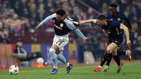 Bek Prancis Lille bernomor punggung 15, Romain Perraud, menarik baju bek Inggris Aston Villa bernomor punggung 19, Jadon Sancho, selama pertandingan leg kedua babak 16 besar Liga Europa UEFA antara Aston Villa dan Lille LOSC di Villa Park di Birmingham, Inggris tengah pada 20 Maret 2026. (Darren Staples/AFP)