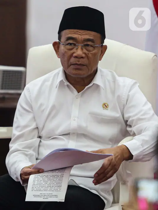 Menko PMK Muhadjir Effendy menjelaskan bahwa kemiskinan dipandang sebagai ketidakmampuan dari sisi ekonomi untuk memenuhi kebutuhan dasar makanan dan bukan makanan. (Liputan6.com/Angga Yuniar)