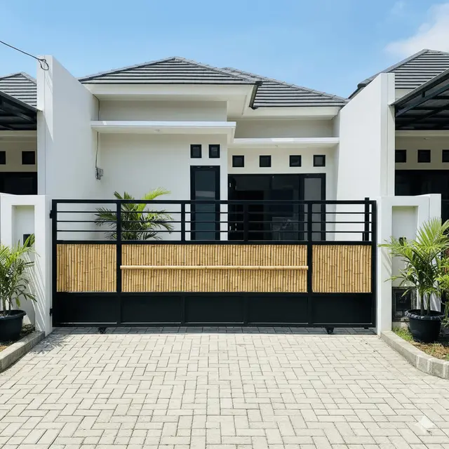 Model Pagar Besi Kombinasi Bambu Sintetis by Gemini