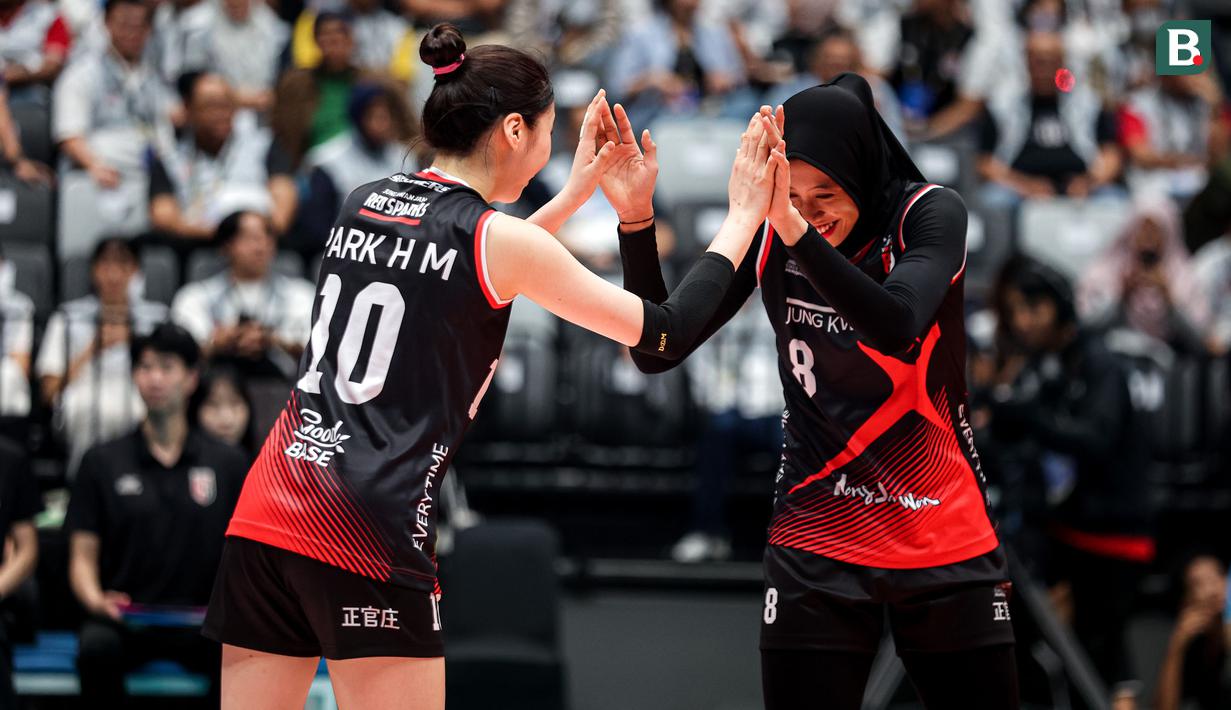 <p>Selebrasi pemain Red Sparks, Megawati Hangestri (kanan) bersama Park Hye-min setelah mencetak angka saat menghadapi tim putri Indonesia All Star pada laga ekshibisi bola voli fun volleyball di Indonesia Arena, Senayan, Jakarta, Sabtu (20/4/2024). Red Sparks menang 3-2 (25-17, 25-15, 19-25, 18-25 dan 15-12). (Bola.com/Bagaskara Lazuardi)</p>