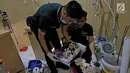 Polisi menunjukkan barang bukti pembuatan narkotika di TKP pabrik sabu di Kalideres, Jakarta, Senin (24/6/2019). Pabrik pembuatan sabu tersebut sudah beroperasi sejak tahun 2018. (Liputan6.com/Herman Zakharia)