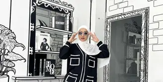 Ide outfit monokrom, bisa tiru gaya Zaskia Sungkar satu ini. Padukan outfit dengan detail pocket warna hitam dengan hijab warna putih. (Instagram/zaskiasungkar).