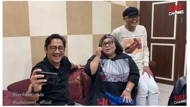 Sule, Andre, dan Nunung saling mengobrol bersama dengan diiringi canda tawa.