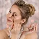 sentuhan soft coral menjadi twist modern dari nude makeup yang membuat wajah terlihat lebih hidup, segar, dan hangat dalam sekejap. (foto/dok: freepik)