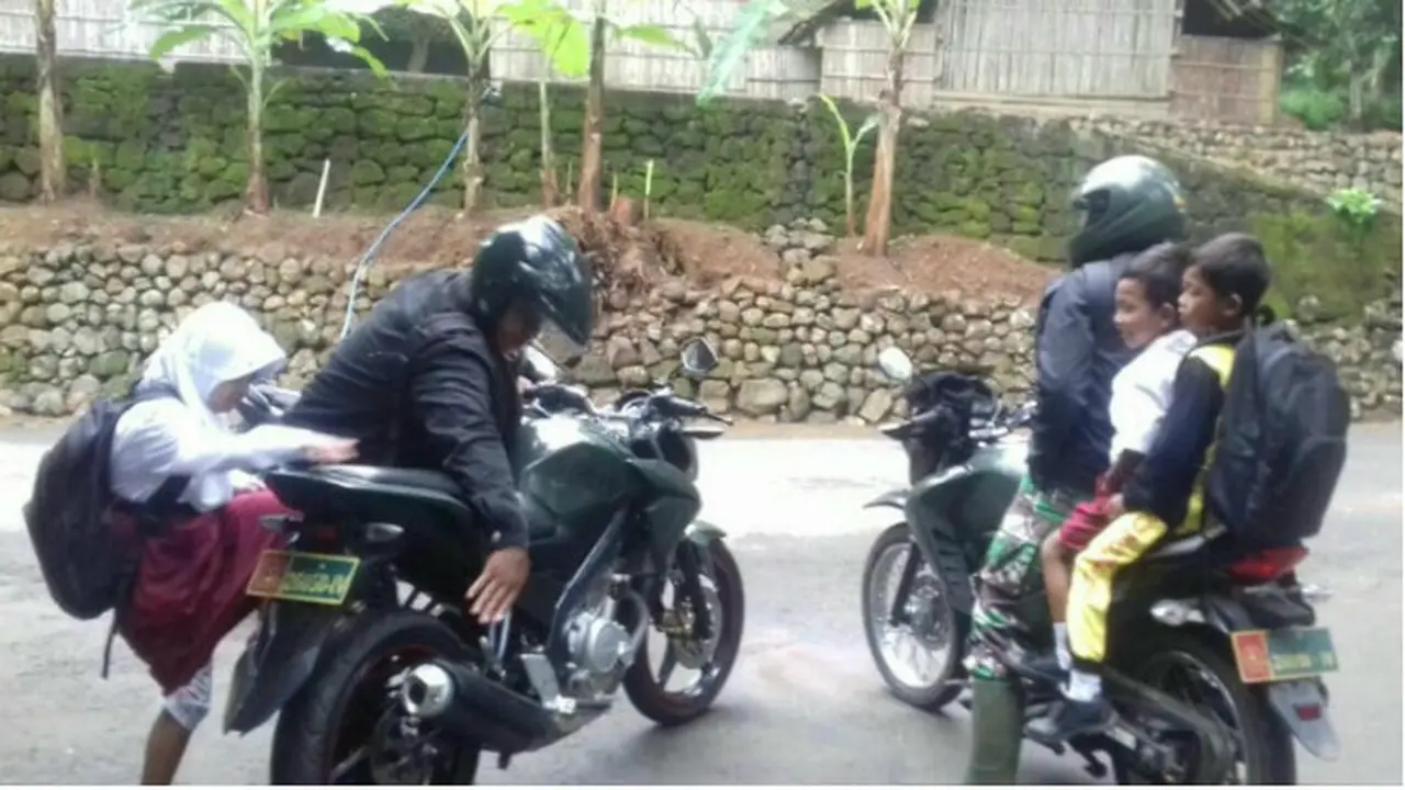 Jembatan Antar-Desa Putus, Babinsa Rela Antar Jemput Siswa