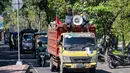 Massa memprotes keputusan pemerintah untuk melarang pembuangan sampah organik di Tempat Pembuangan Akhir (TPA) Sampah, Suwung, menjelang penutupan permanen yang direncanakan akhir tahun ini, di Denpasar, Bali, pada Kamis 16 April 2026. Massa dari Forum Swakelola Sampah Bali (SSB) menggelar aksi damai dengan membawa armada pengangkut sampah ke depan Kantor Gubernur Bali pada Kamis 16 April 2026. (SONNY TUMBELAKA/AFP)