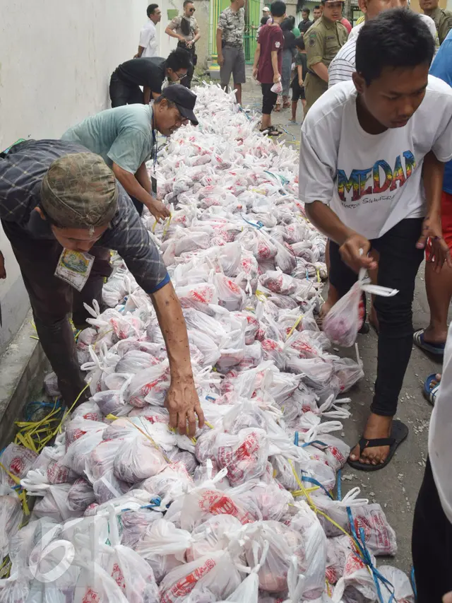 20160912-Warga Semarang Mengantre Daging Kurban-Jawa Tengah