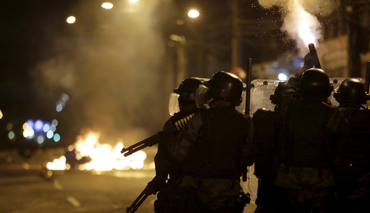 Polisi Anti Huru hara menembakkan gas air mata saat aksi protes di Brasil, Jumat (8/1/2016). Pengunjuk rasa protes terhadap kenaikan tarif untuk bus kota di Sao Paulo. (Reuters/ Lunae Parracho)